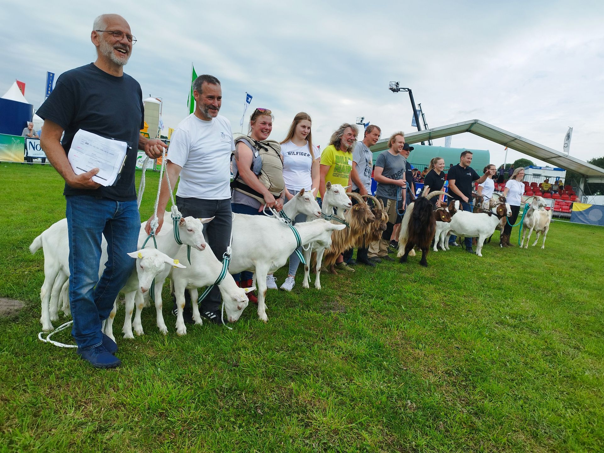 Ein imposantes Bild alle Züchter und vorgestellten Ziegen in der Aufstellung